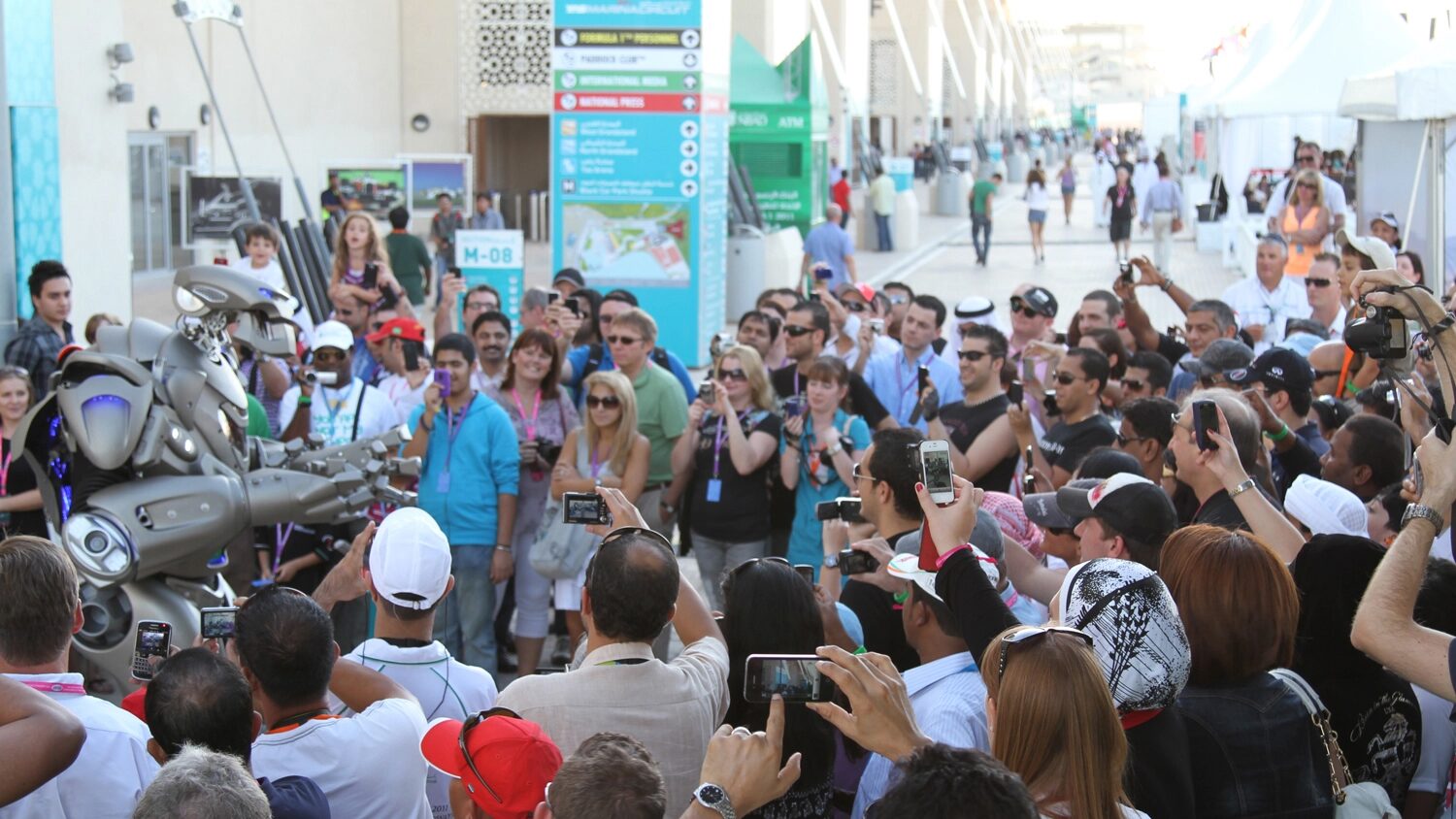 abu dhabi formula one crowd titan