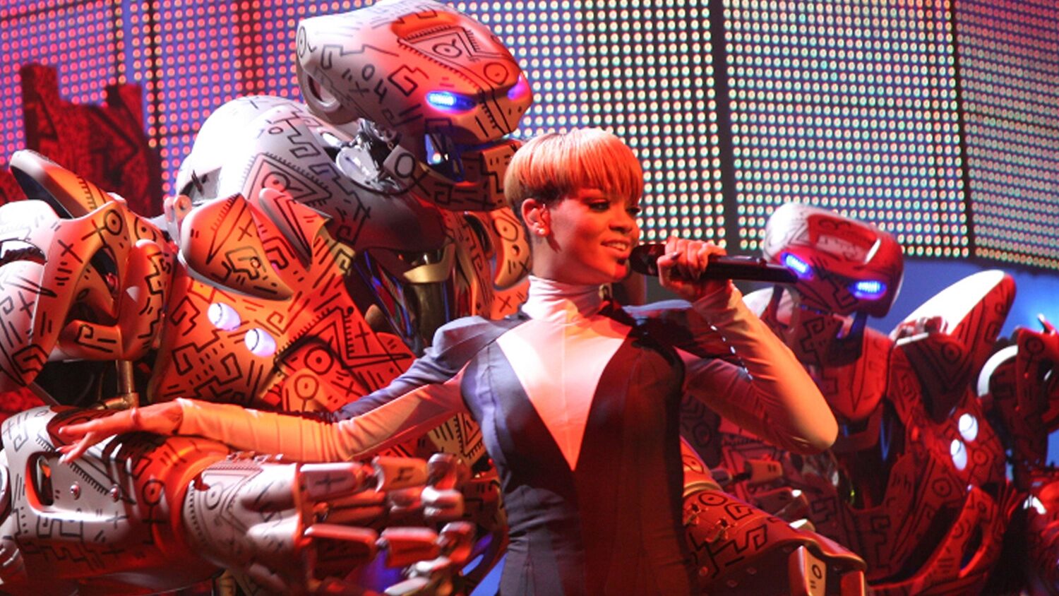 titan celebrity rihanna cuddle