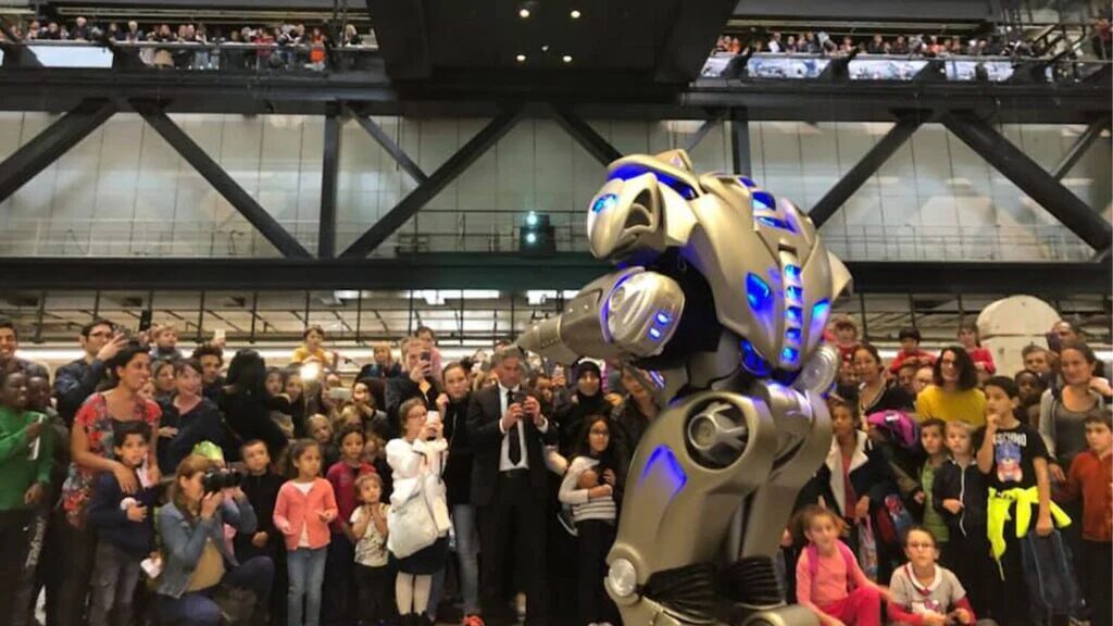 A crowd has gathered on two levels at the cites des science to watch titans show